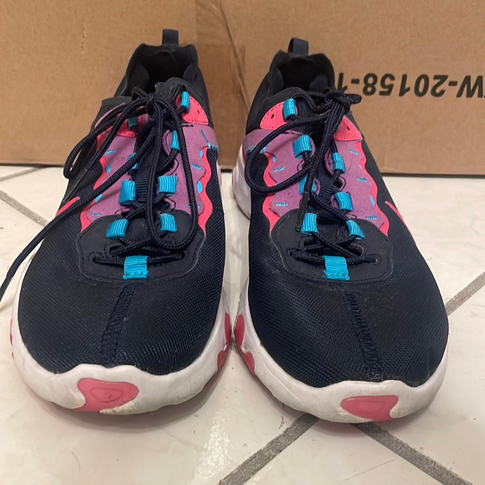 Nike Sneakers Size 5.5 in kids